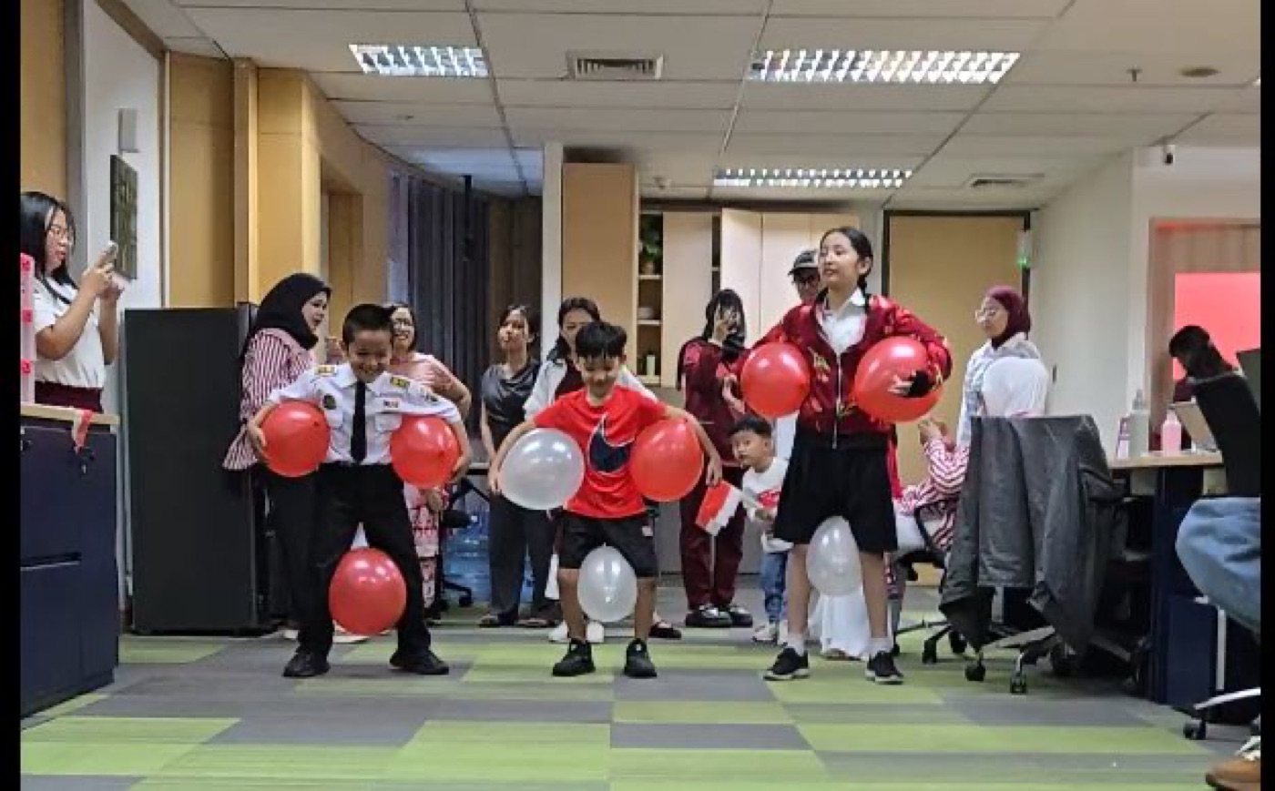 Colleagues' children playing a balloon game in The Parent Inc's Indonesia office