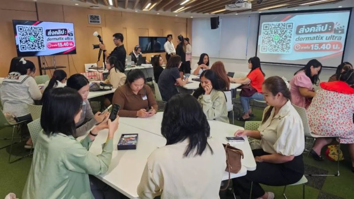 Mums taking part in the TikTok content creation workshop